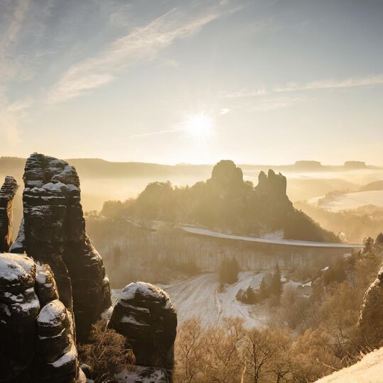 Bastei-Panorama im Winter bei Sonnenaufgang